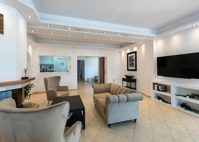 12-bedroom Hotel In Marathonas, Greece (950 M²)