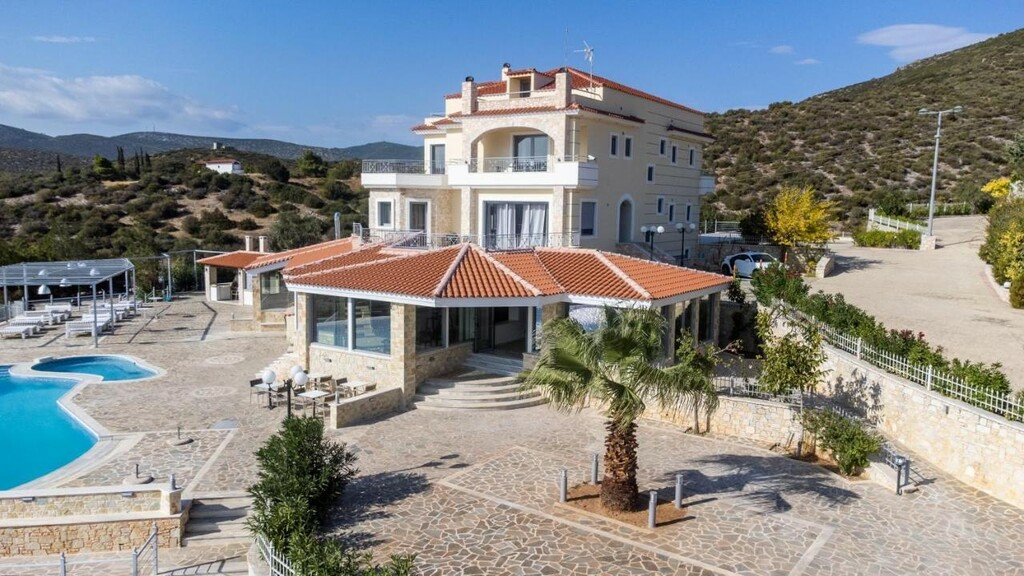 12-bedroom Hotel In Marathonas, Greece (950 M²)