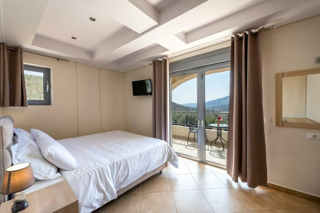 12-bedroom Hotel In Marathonas, Greece (950 M²)