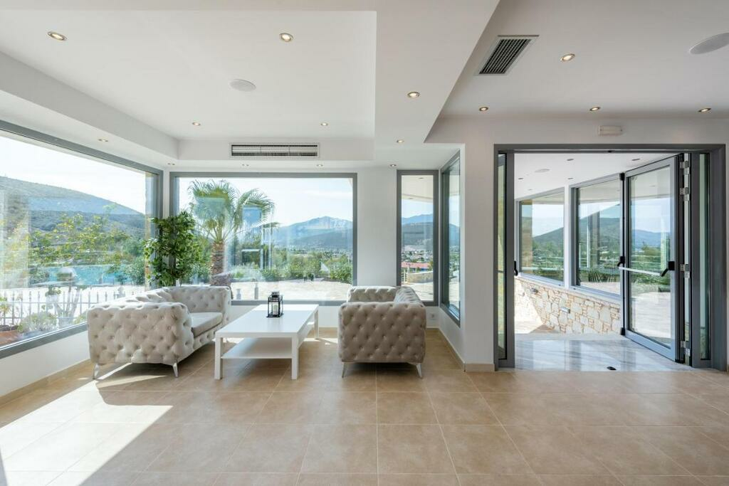 12-bedroom Hotel In Marathonas, Greece (950 M²)