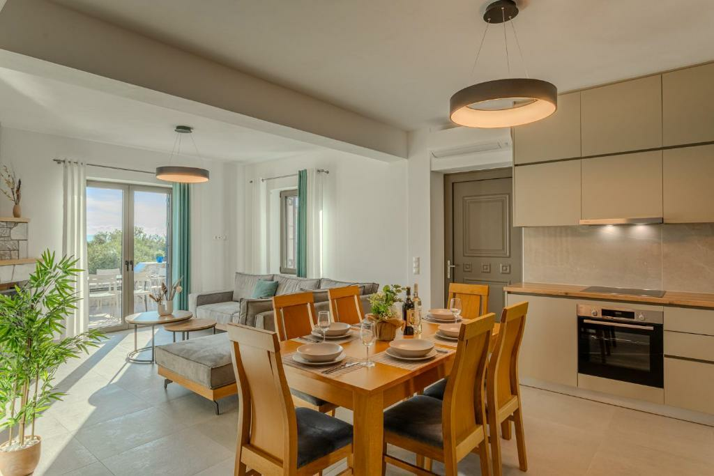 3-bedroom Detached House In Lefktros, Greece (139 M²)