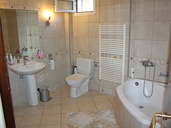 3-bedroom Flat In Paralia, Greece (119 M²)