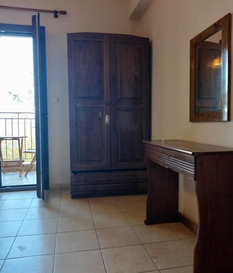 Hotel 1000 M2 In Agia, Greece