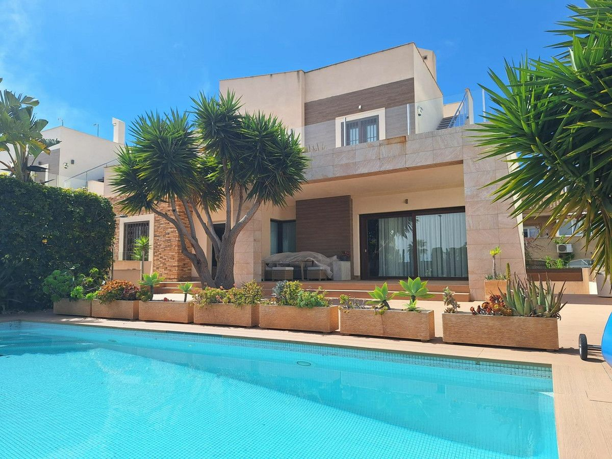 2-bedroom Villa In Torrevieja, Spain (306 M²)