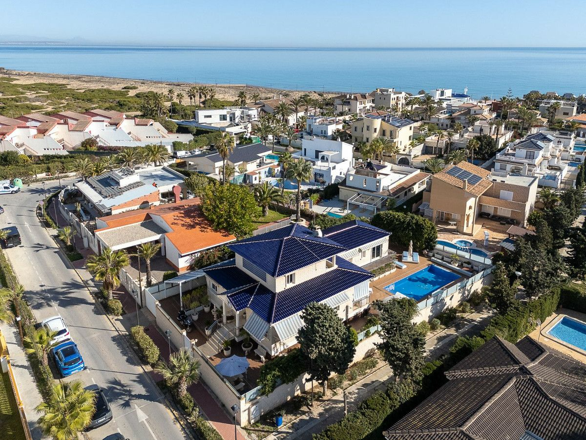 5-bedroom Villa In Torrevieja, Spain (370 M²)