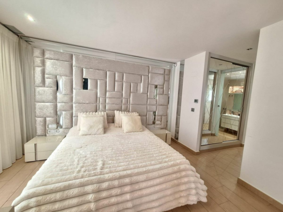 2-bedroom Villa In Torrevieja, Spain (306 M²)