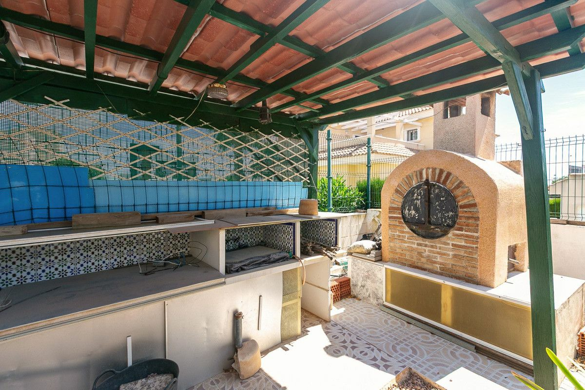 4-bedroom Villa In Torrevieja, Spain (158 M²)