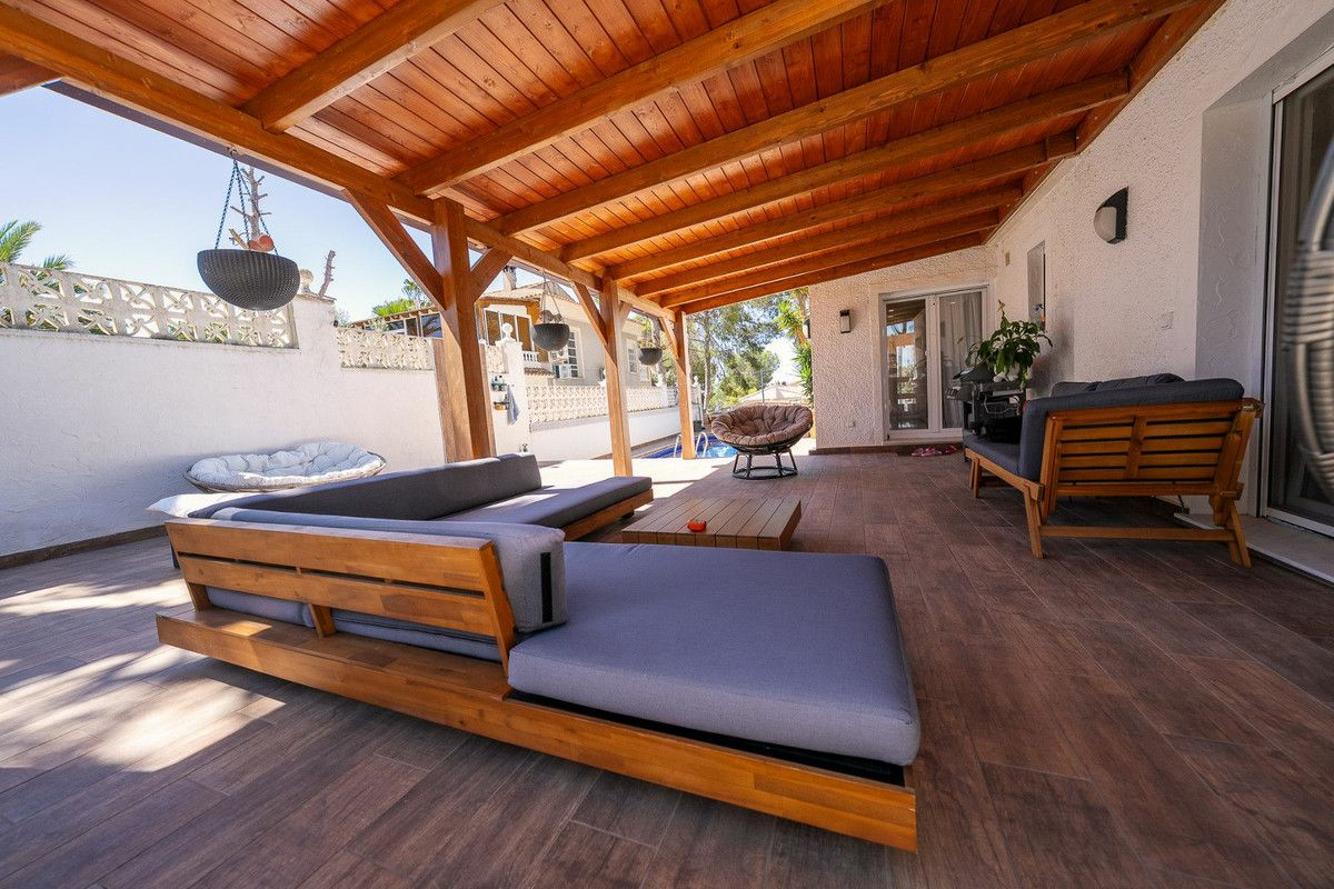 5-bedroom Villa In Pilar De La Horadada, Spain (168 M²)