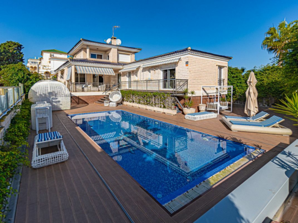 5-bedroom Villa In Torrevieja, Spain (370 M²)