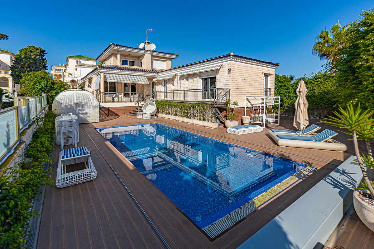 5-bedroom Villa In Torrevieja, Spain (370 M²)