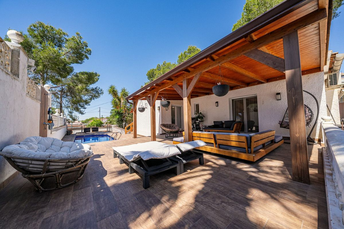 5-bedroom Villa In Pilar De La Horadada, Spain (168 M²)