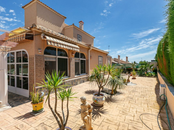4-bedroom Villa In Torrevieja, Spain (158 M²)
