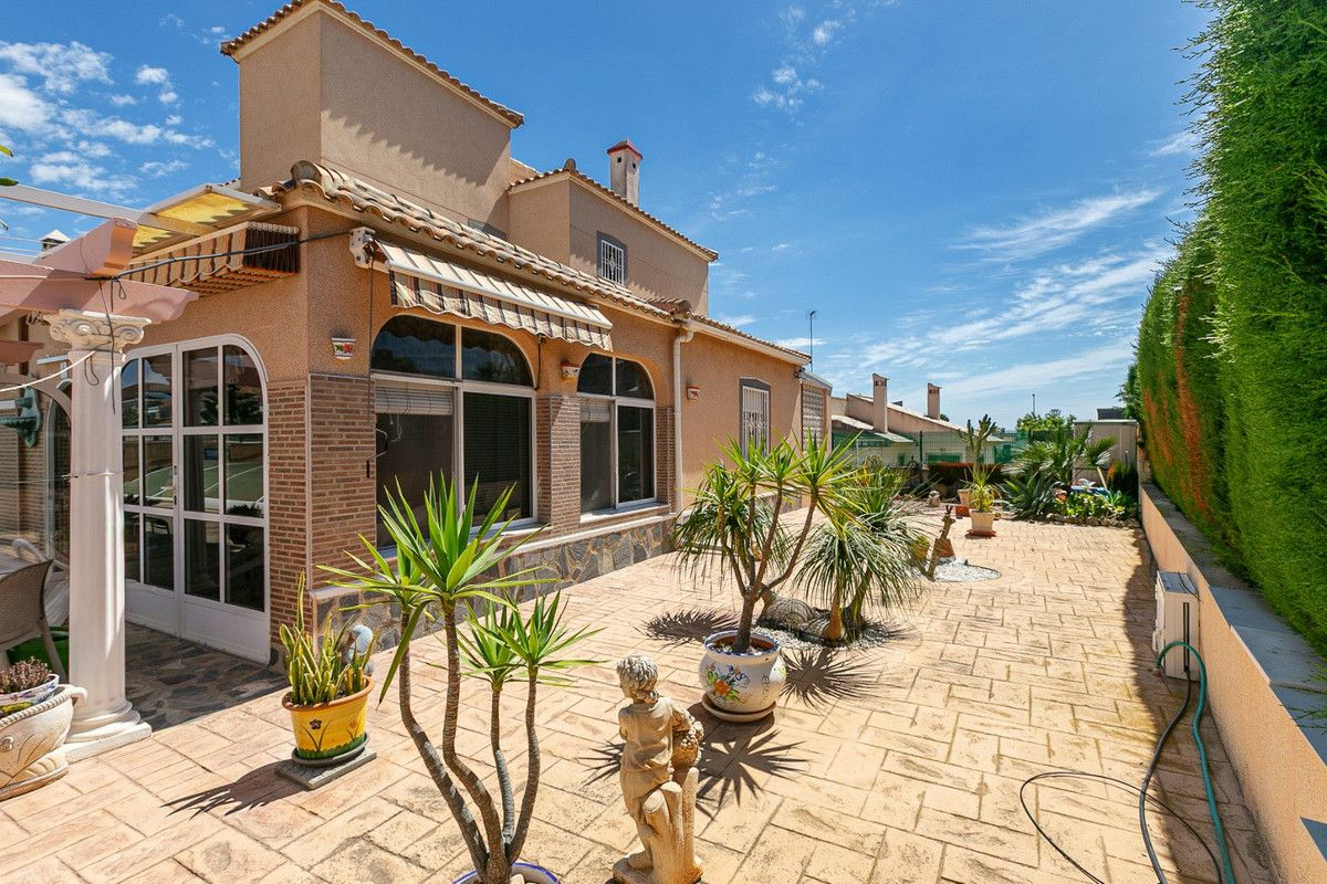 4-bedroom Villa In Torrevieja, Spain (158 M²)