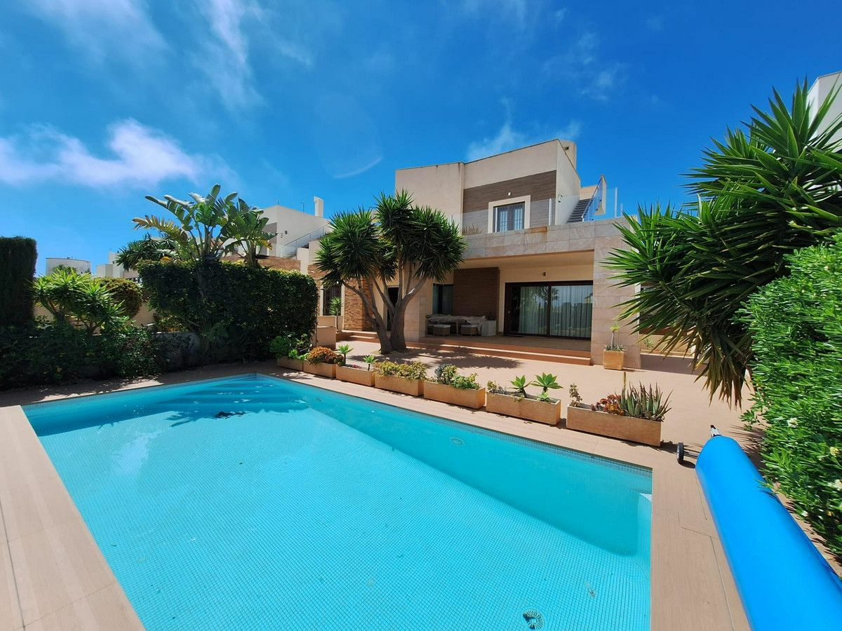 2-bedroom Villa In Torrevieja, Spain (306 M²)