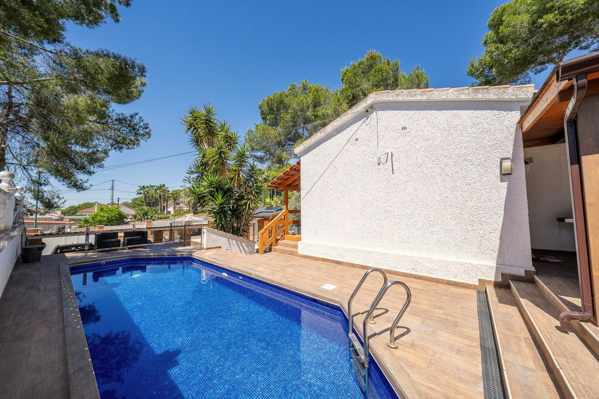 5-bedroom Villa In Pilar De La Horadada, Spain (168 M²)