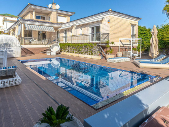 5-bedroom Villa In Torrevieja, Spain (370 M²)