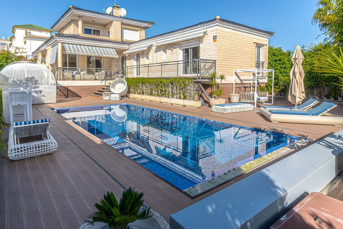 5-bedroom Villa In Torrevieja, Spain (370 M²)