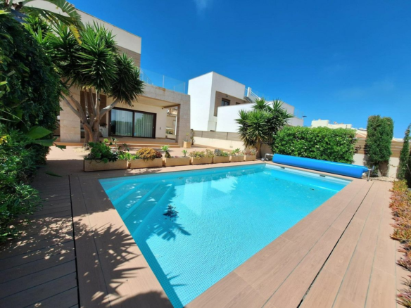 2-bedroom Villa In Torrevieja, Spain (306 M²)