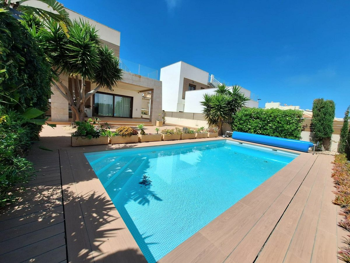 2-bedroom Villa In Torrevieja, Spain (306 M²)