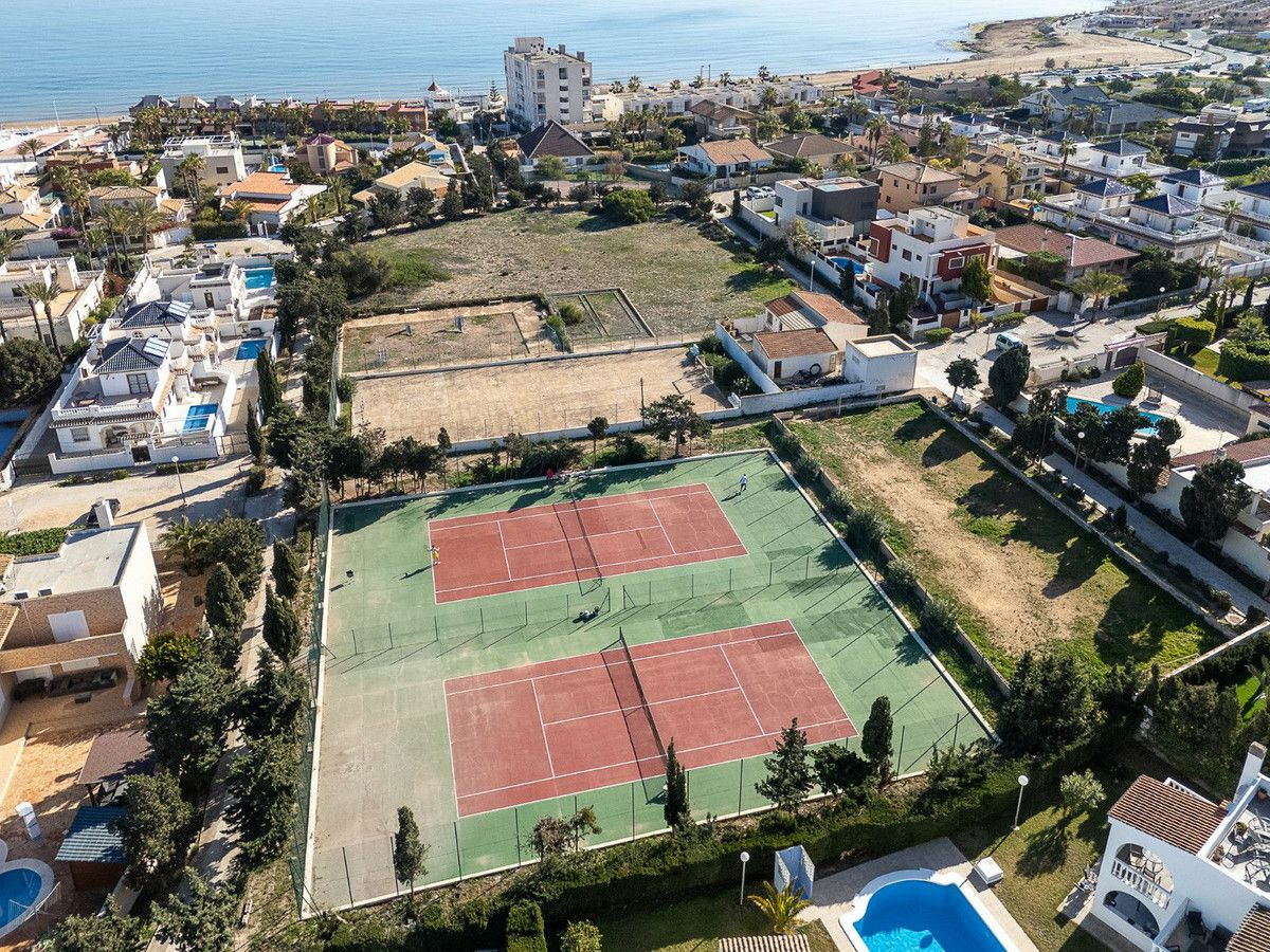 5-bedroom Villa In Torrevieja, Spain (370 M²)