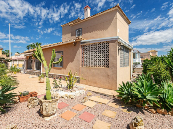 4-bedroom Villa In Torrevieja, Spain (158 M²)