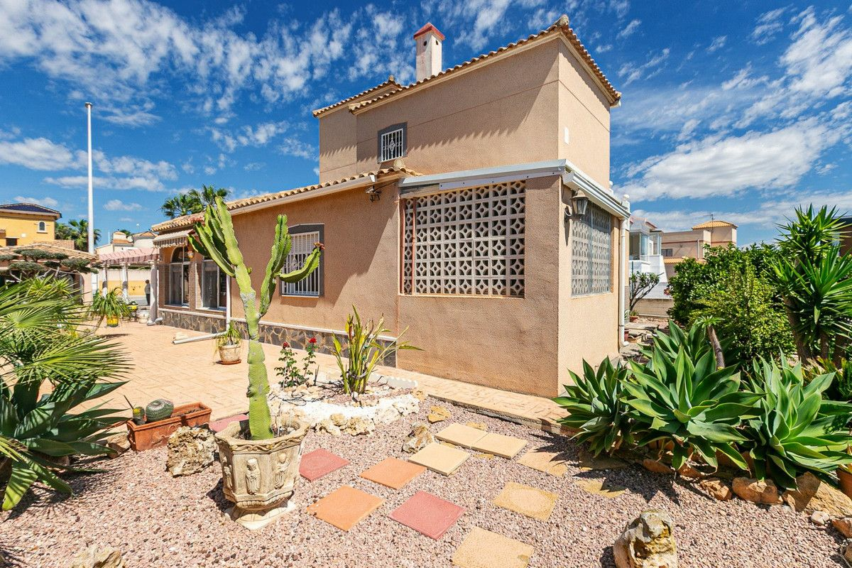 4-bedroom Villa In Torrevieja, Spain (158 M²)