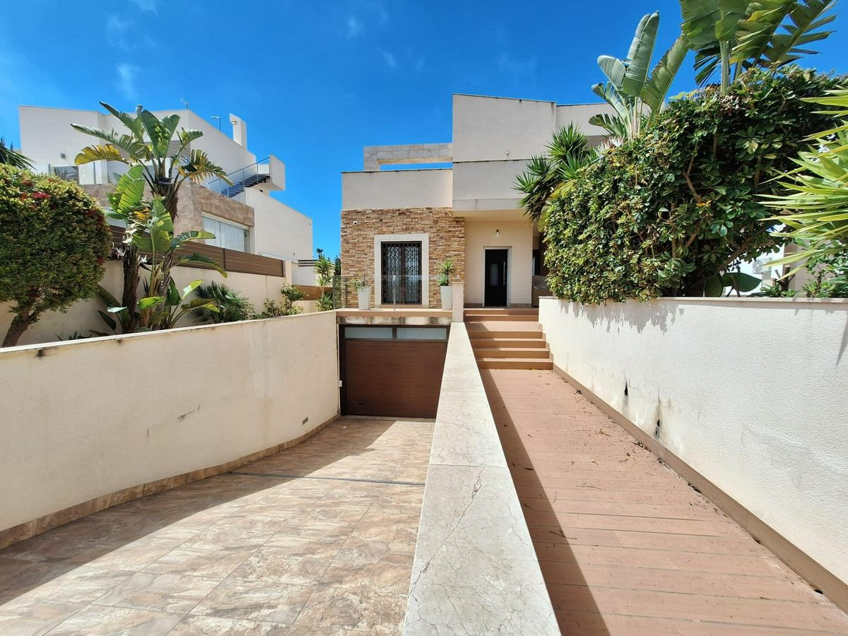 2-bedroom Villa In Torrevieja, Spain (306 M²)