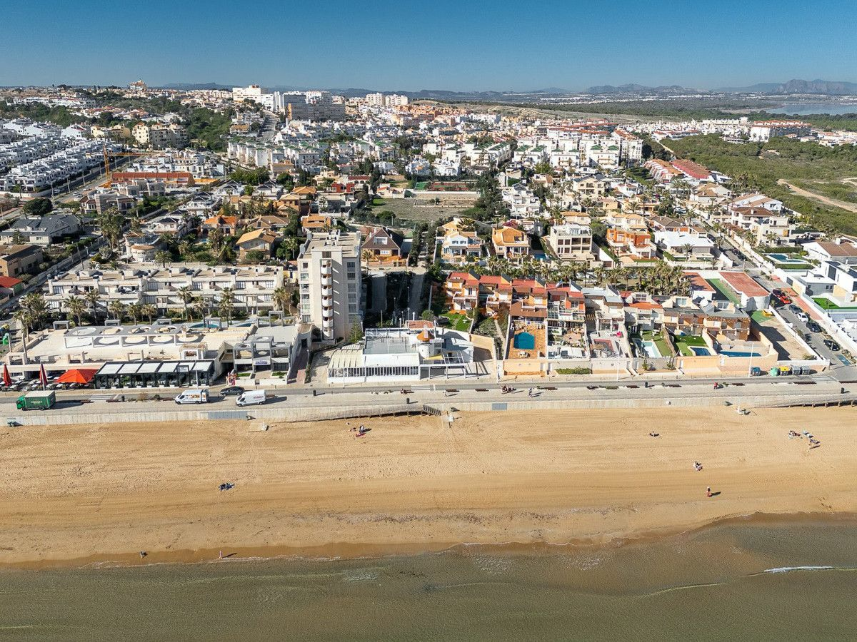 5-bedroom Villa In Torrevieja, Spain (370 M²)