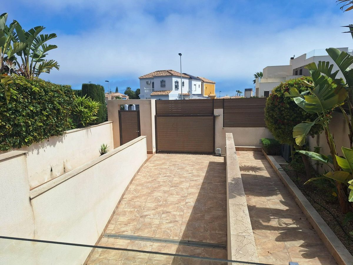 2-bedroom Villa In Torrevieja, Spain (306 M²)