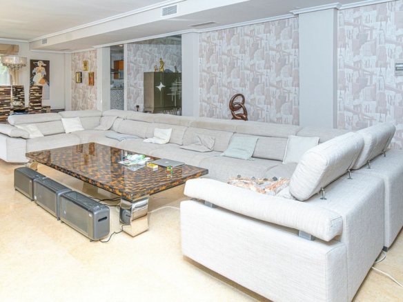 5-bedroom Villa In Torrevieja, Spain (370 M²)