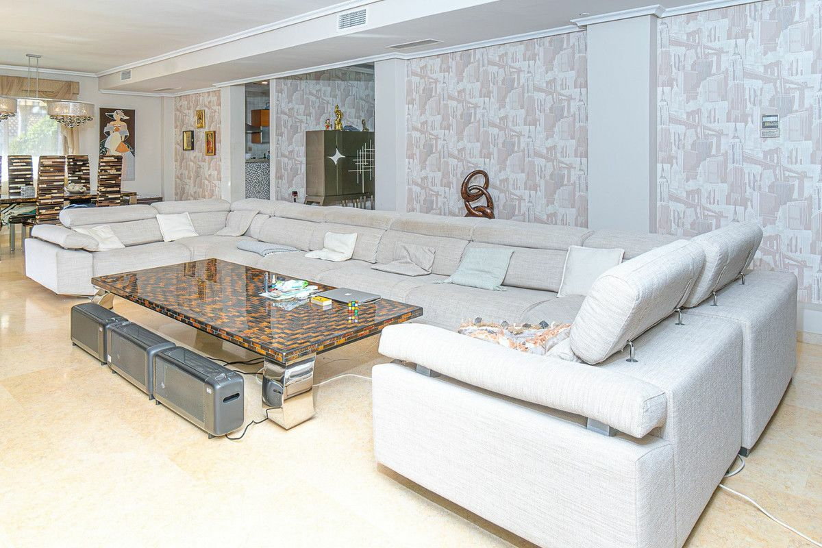 5-bedroom Villa In Torrevieja, Spain (370 M²)