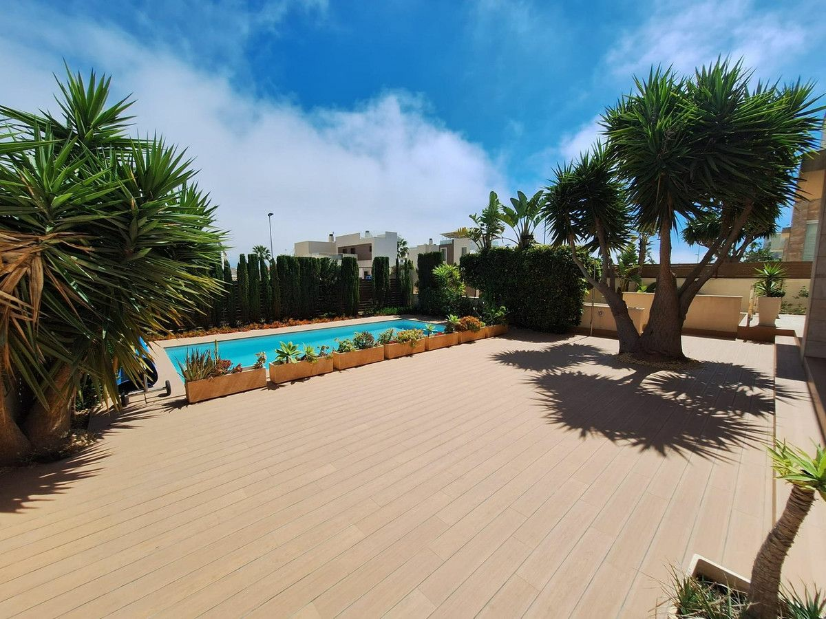 2-bedroom Villa In Torrevieja, Spain (306 M²)