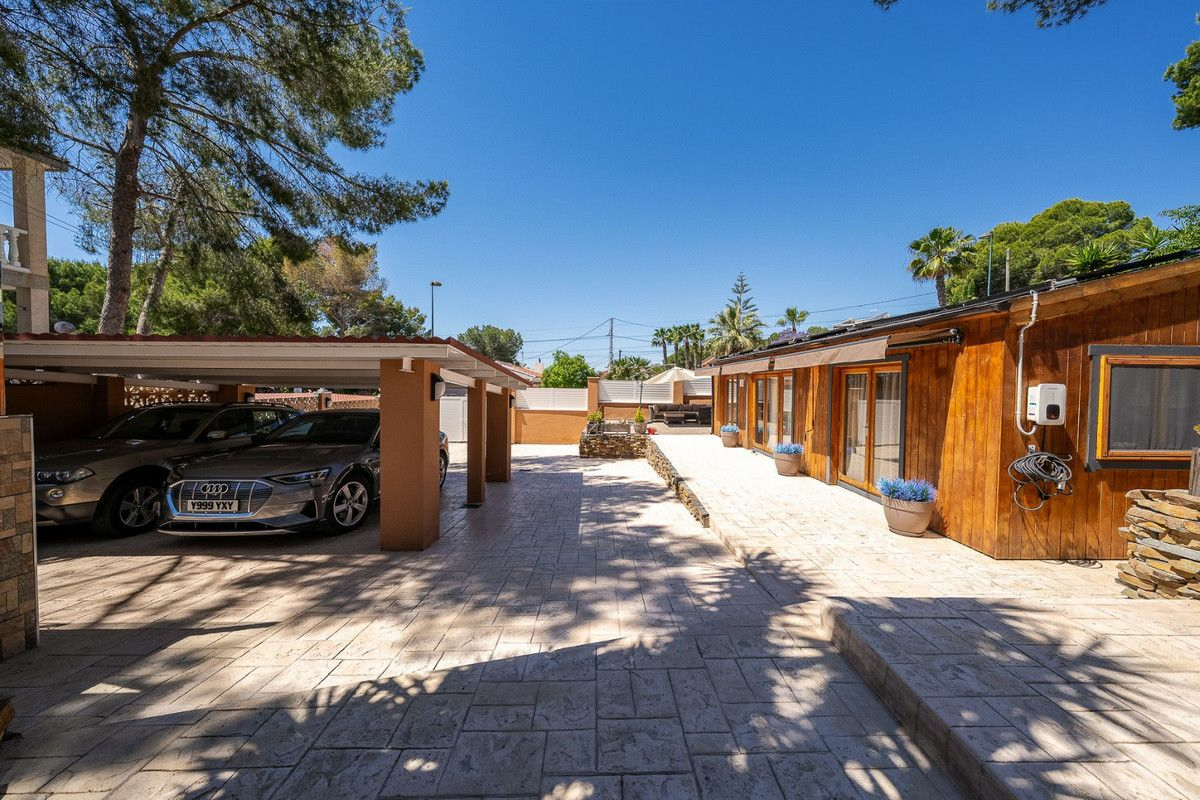 5-bedroom Villa In Pilar De La Horadada, Spain (168 M²)