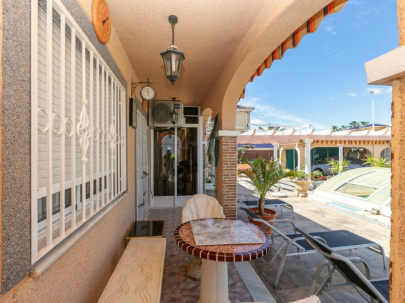 4-bedroom Villa In Torrevieja, Spain (158 M²)
