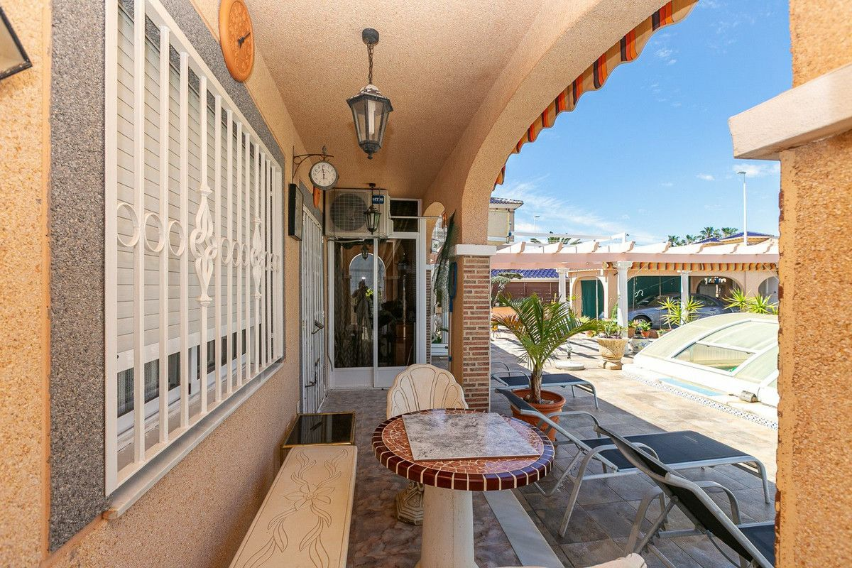 4-bedroom Villa In Torrevieja, Spain (158 M²)