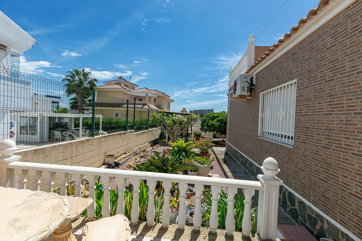 4-bedroom Villa In Torrevieja, Spain (158 M²)