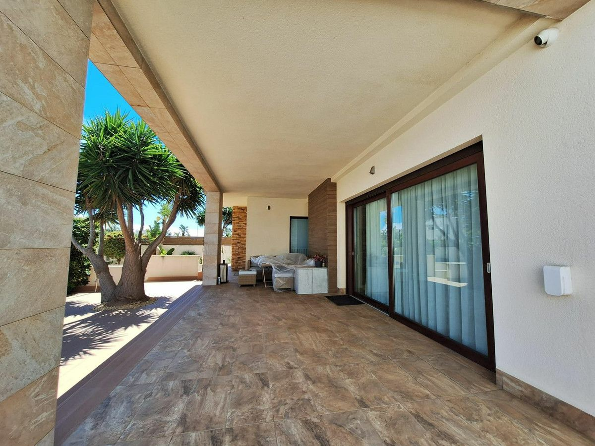 2-bedroom Villa In Torrevieja, Spain (306 M²)