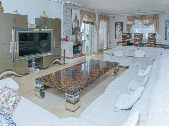 5-bedroom Villa In Torrevieja, Spain (370 M²)