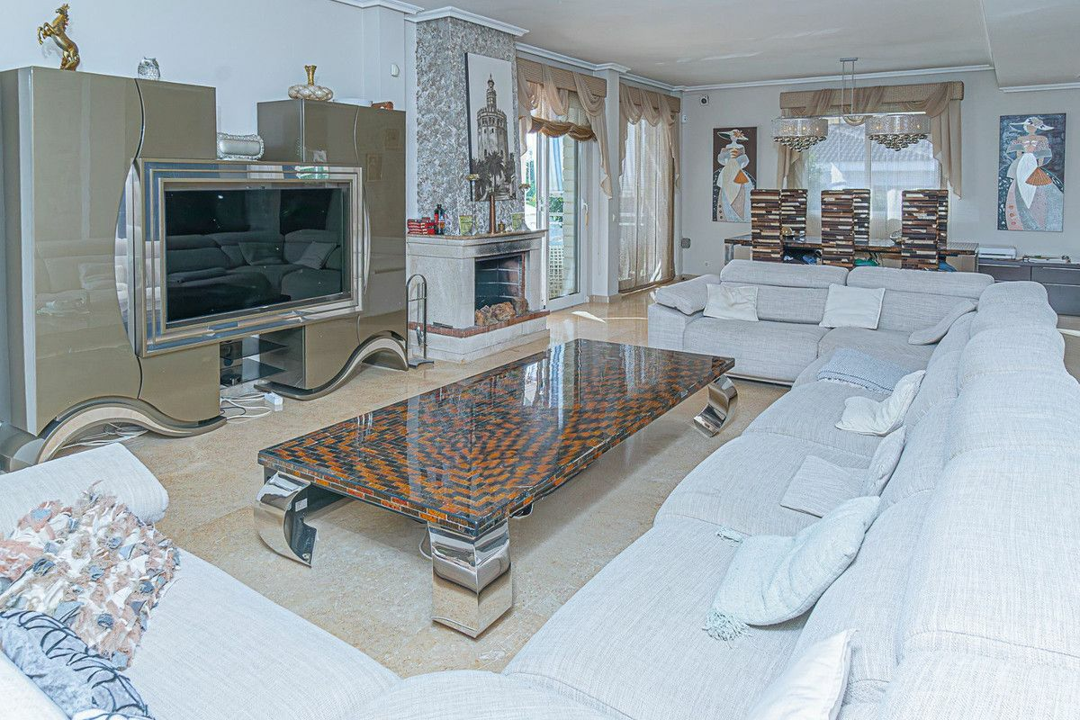 5-bedroom Villa In Torrevieja, Spain (370 M²)