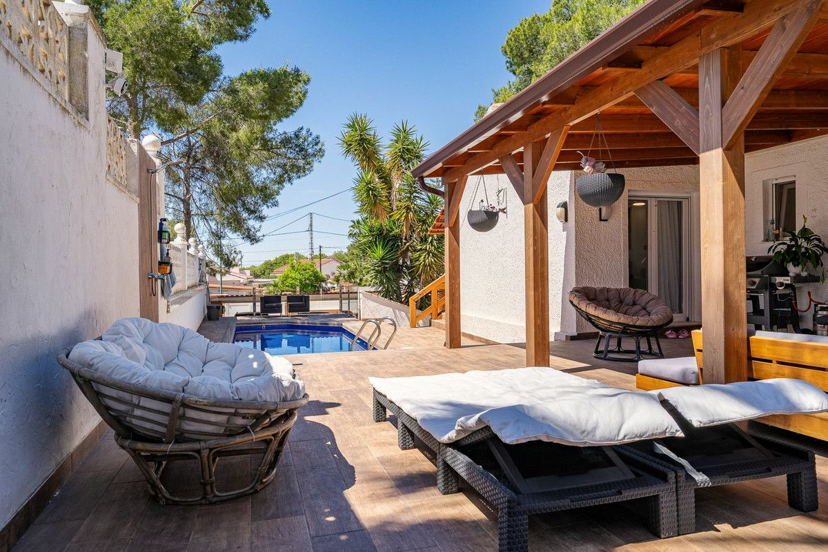 5-bedroom Villa In Pilar De La Horadada, Spain (168 M²)