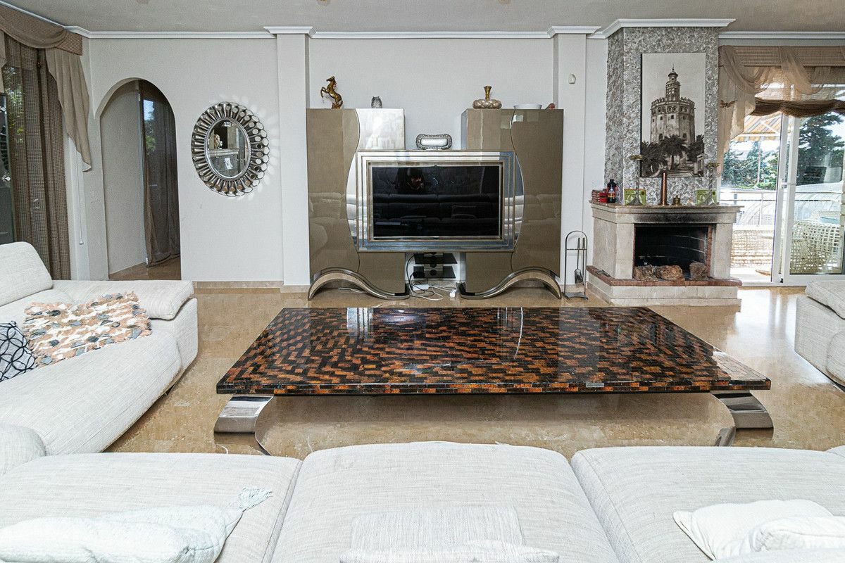 5-bedroom Villa In Torrevieja, Spain (370 M²)