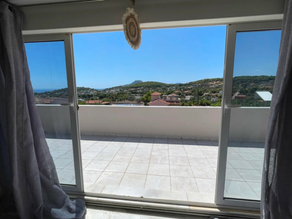 Maisonette In Artemida (loutsa), Greece (250 M²)
