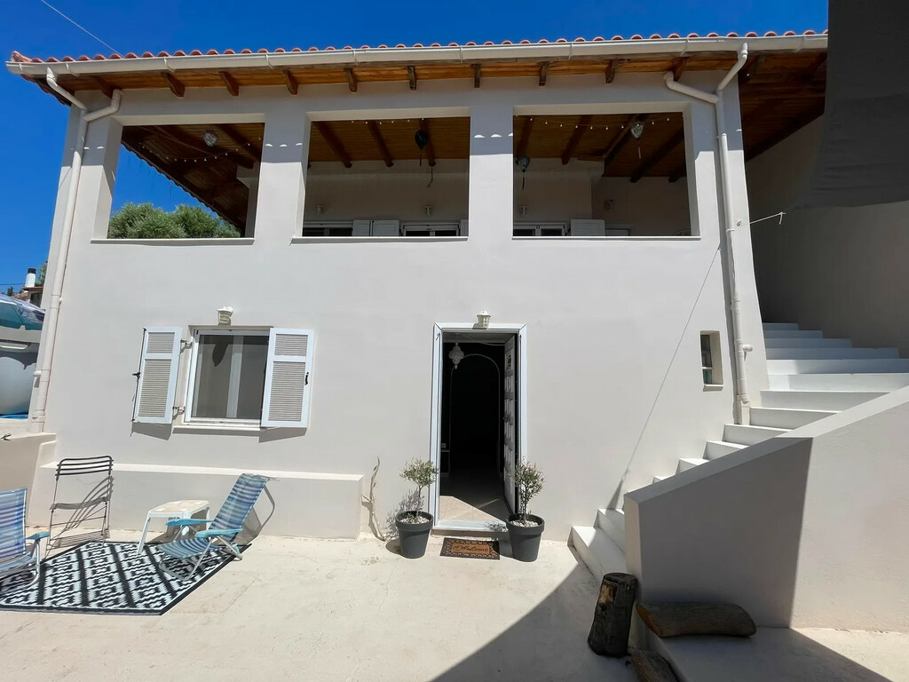 Maisonette In Artemida (loutsa), Greece (250 M²)