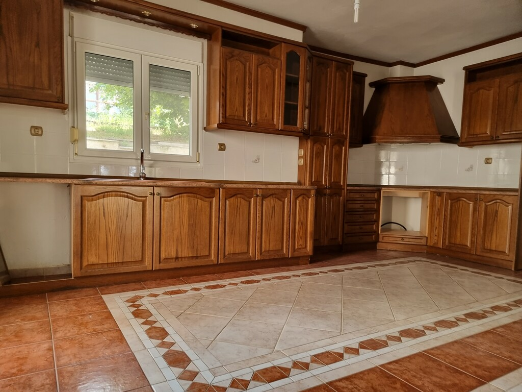 3-bedroom Maisonette In Panorama, Greece (271 M²)