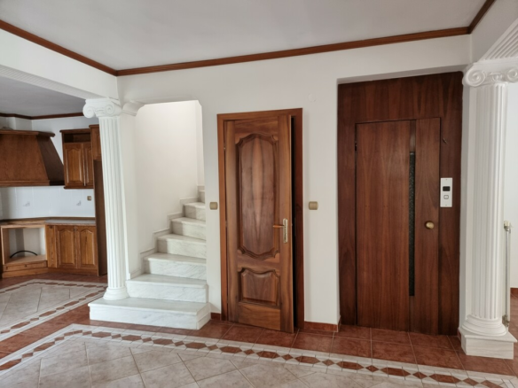 3-bedroom Maisonette In Panorama, Greece (271 M²)