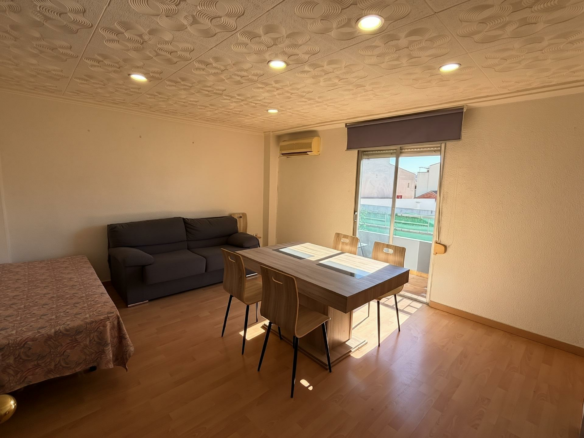 4-bedroom Flat In Canals, Spain (129 M²)