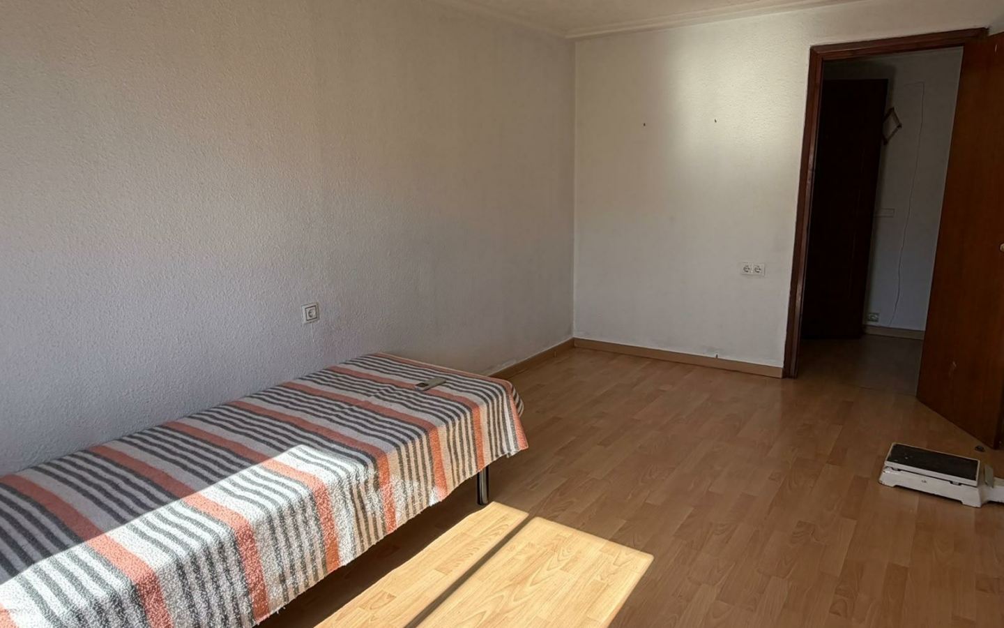 4-bedroom Flat In Canals, Spain (129 M²)