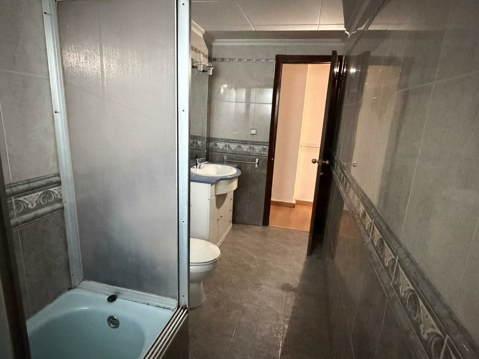 4-bedroom Flat In Canals, Spain (129 M²)