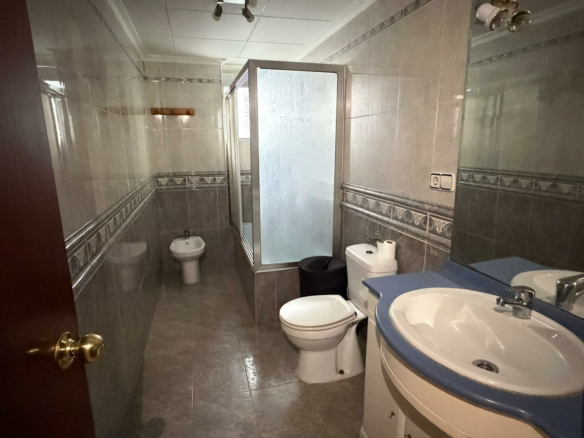 4-bedroom Flat In Canals, Spain (129 M²)