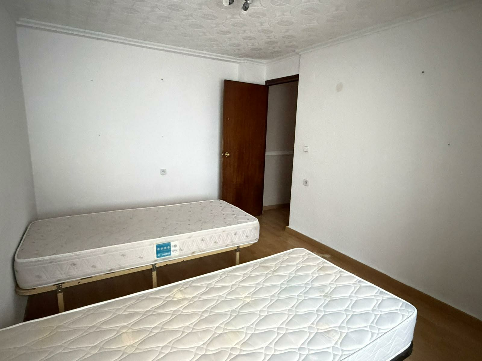 4-bedroom Flat In Canals, Spain (129 M²)
